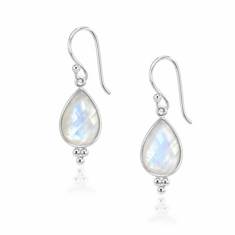 Zilveren oorhangers met druppelvormig gefacetteerde edelstenen - 925 zilver - 12 x 8 mm · Regenboog Maansteen