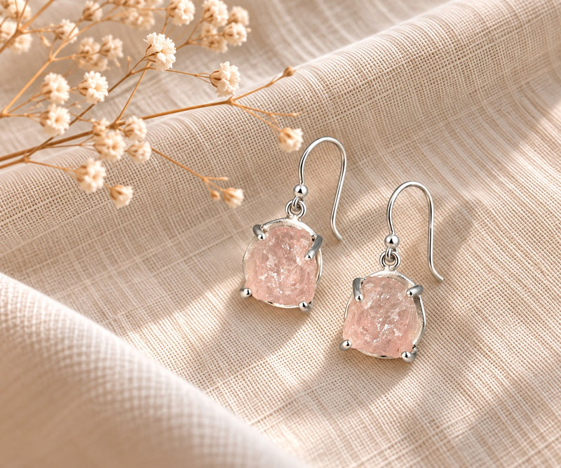 Zilveren oorhangers met ruwe in klauw gezette edelsteen - 925 zilver · Rozenkwarts · sfeerbeeld · steen:rozenkwarts