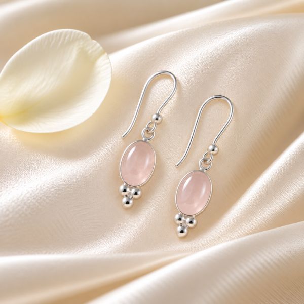 Zilveren oorhangers met ovale edelsteen en zilveren bolletjes - 925 zilver · Rozenkwarts · sfeerbeeld · steen:rozenkwarts