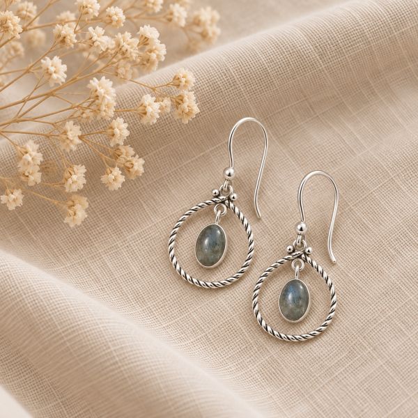 Zilveren oorhangers met ovale edelsteen in gedraaide druppel - 925 zilver · Labradoriet · sfeerbeeld · steen:labradoriet
