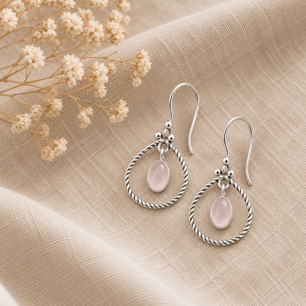 Zilveren oorhangers met ovale edelsteen in gedraaide druppel - 925 zilver · Rozenkwarts · sfeerbeeld · steen:rozenkwarts