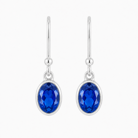 Zilveren oorhangers met ovaal in kap gezette edelsteen - 925 zilver - 22 x 6 mm · Saffier