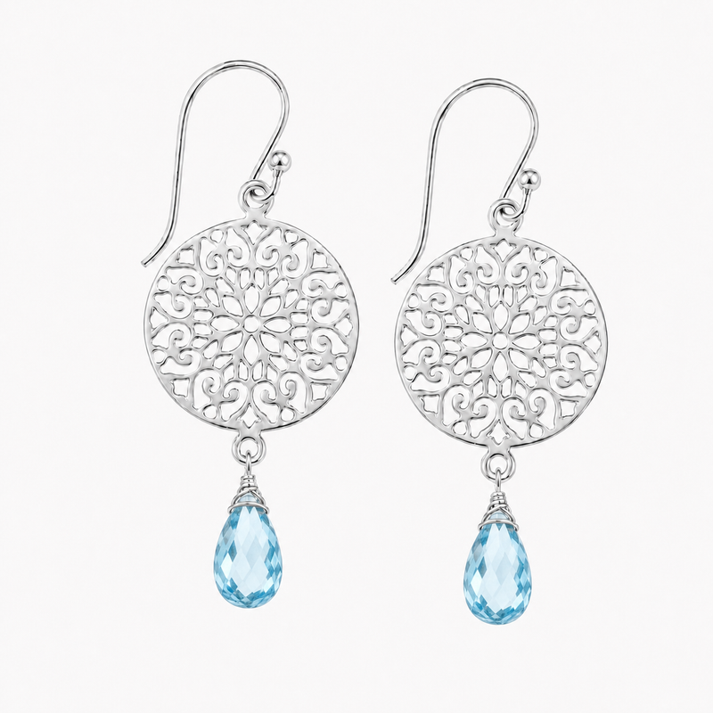Zilveren oorhangers met gefacetteerd druppelvormig gewikkelde edelsteen - 925 zilver - 9 x 6 mm · Blauwe Topaas · productfoto · steen:blauwe-topaas