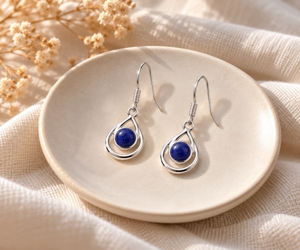 Zilveren oorhangers met ronde edelsteen in open druppel - 925 zilver · Lapis Lazuli · sfeerbeeld · steen:lapis-lazuli