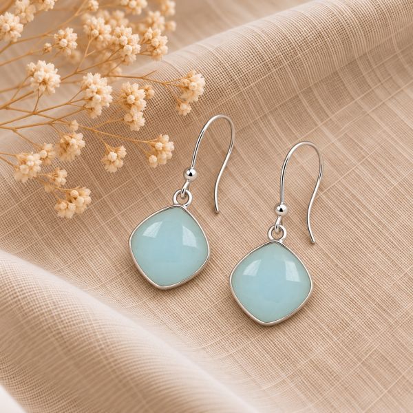 Zilveren oorhangers met kussen geslepen gefacetteerde edelsteen - 925 zilver · Chalcedoon · sfeerbeeld · steen:chalcedoon