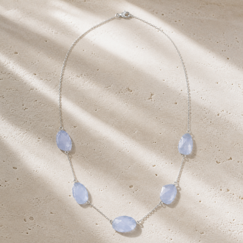 Zilveren collier met vrijvormig in kap gezette edelsteen, gefacetteerd - 925 zilver - 49 cm · Chalcedoon · sfeerbeeld · steen:chalcedoon