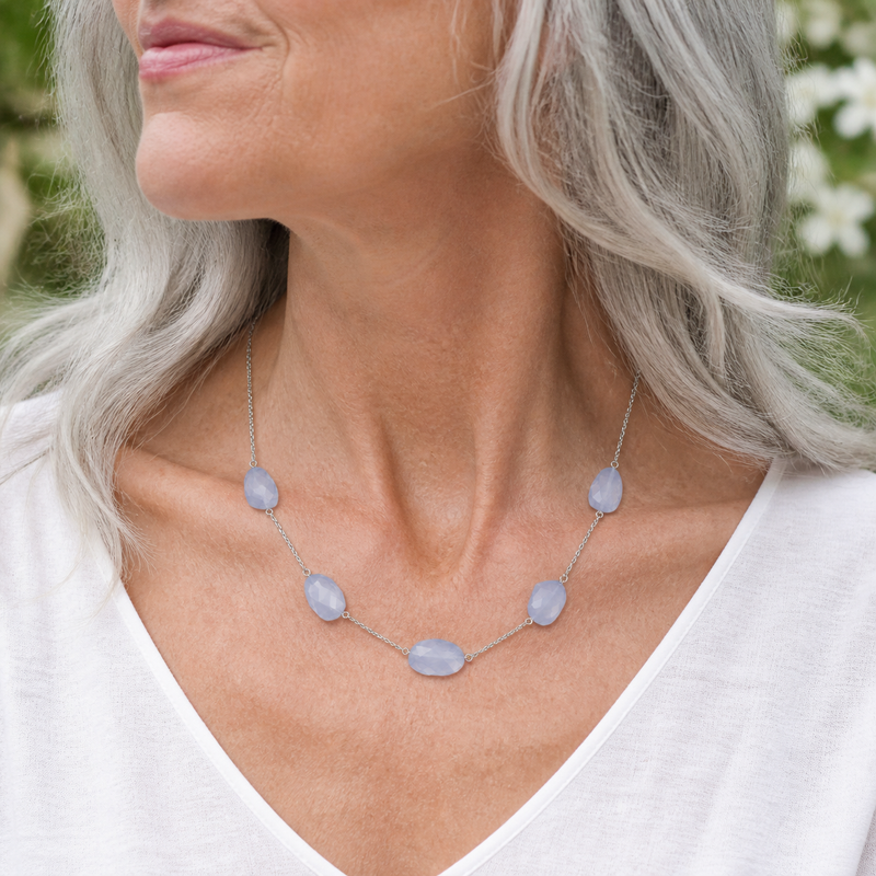 Zilveren collier met vrijvormig in kap gezette edelsteen, gefacetteerd - 925 zilver - 49 cm · Chalcedoon · gedragen · steen:chalcedoon