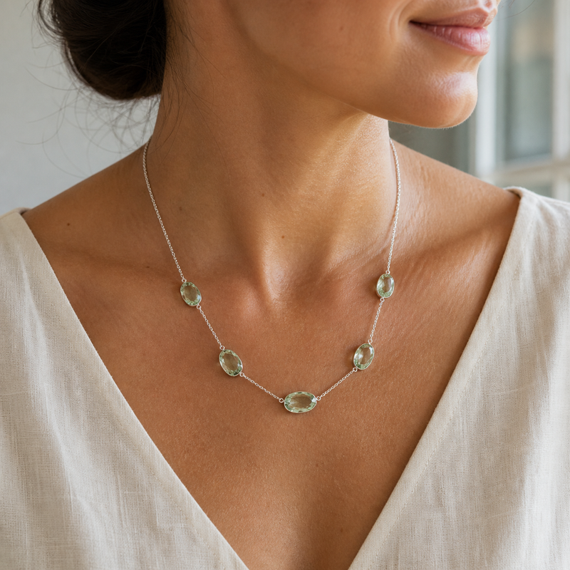 Zilveren collier met vrijvormig in kap gezette edelsteen, gefacetteerd - 925 zilver - 49 cm · Prasioliet · gedragen · steen:prasioliet