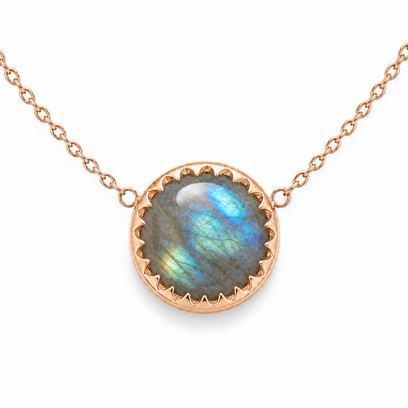 Zilveren collier met rond in geschulpte zetting gezette edelsteen - 925 zilver - 10 mm · Labradoriet · detail · steen:labradoriet