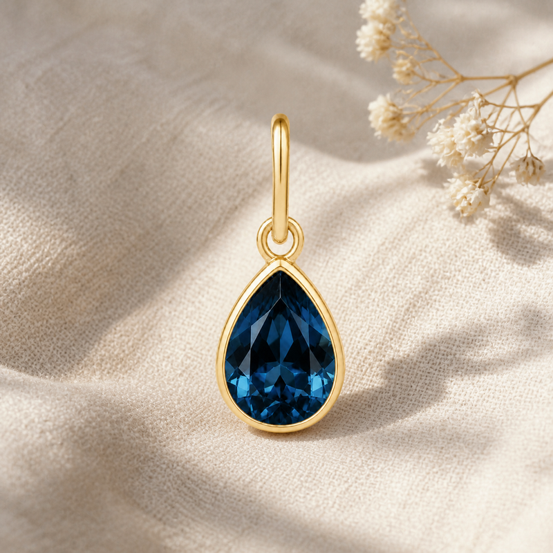 Gouden hanger met Labradoriet edelsteen · London Blauwe Topaas · sfeerbeeld · steen:london-blauwe-topaas