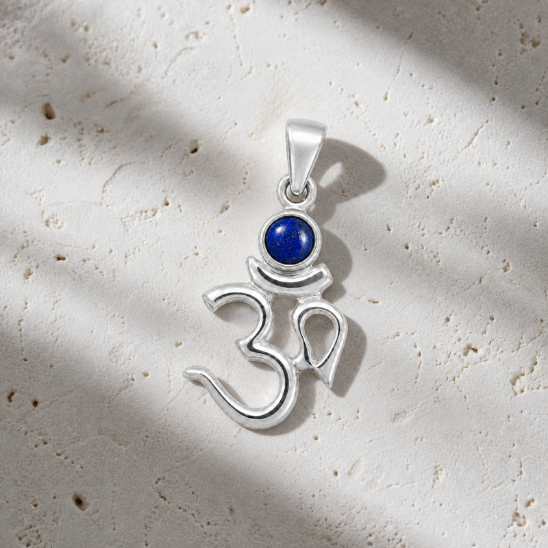 Zilveren Aum hanger met ronde edelsteen, gefacetteerd - 925 zilver - 27 x 13 mm · Lapis Lazuli · sfeerbeeld · steen:lapis-lazuli