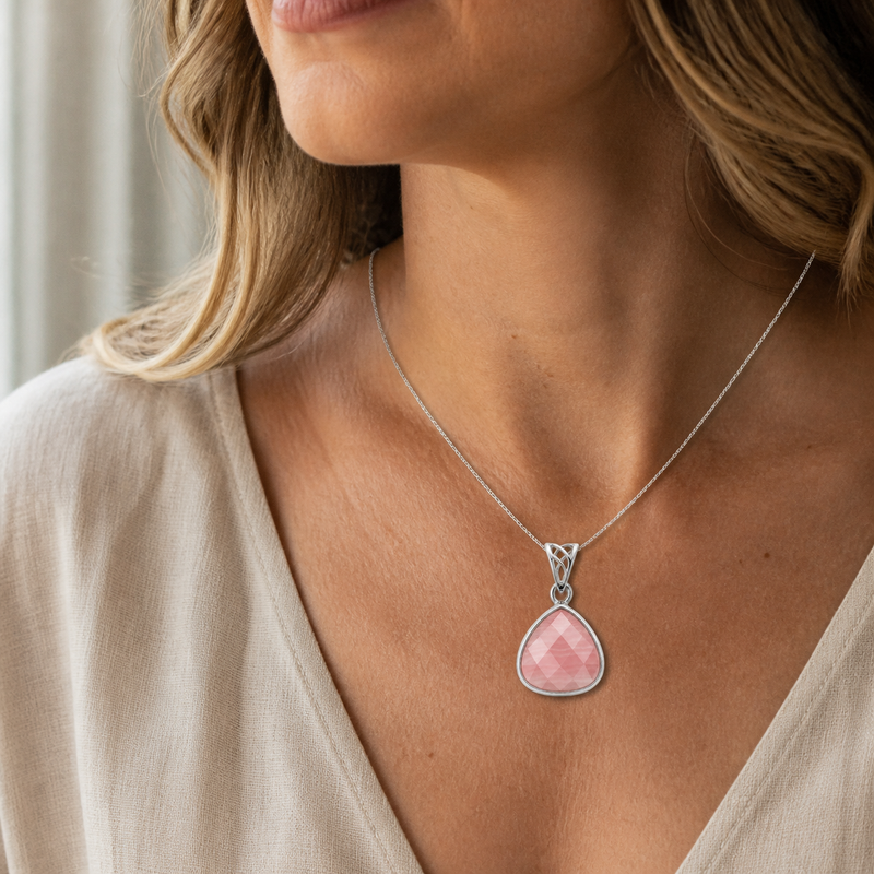 Zilveren hanger met Onyx edelsteen · Rhodochrosiet · gedragen · steen:rhodochrosiet