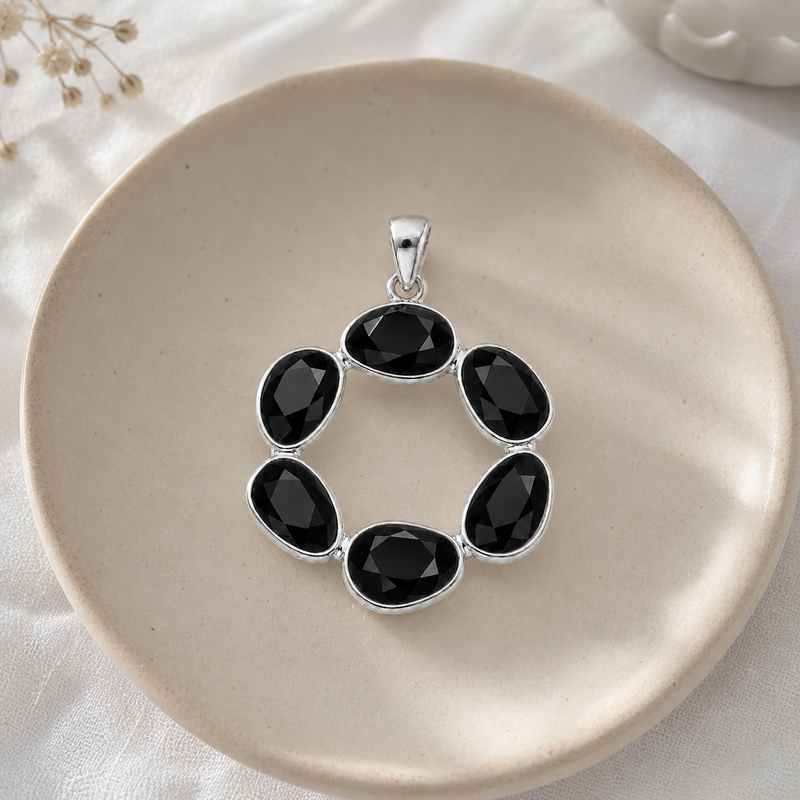 Zilveren hanger met facet geslepen edelsteen - 925 zilver - 28 x 20 mm · Onyx · sfeerbeeld · steen:onyx