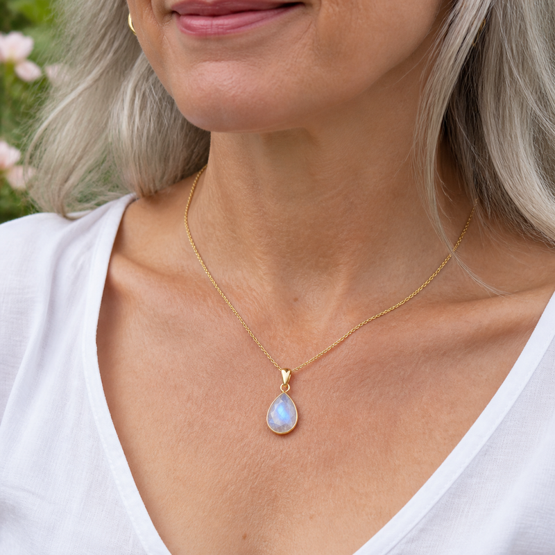 Geel goud vegulde hanger met facet geslepen edelsteen - goldplated zilver - 14 x 10 mm · Regenboog Maansteen · gedragen · steen:regenboog-maansteen