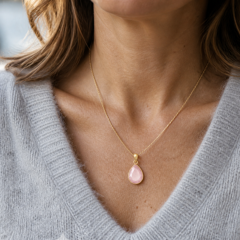 Geel goud vegulde hanger met facet geslepen edelsteen - goldplated zilver - 14 x 10 mm · Rozenkwarts · gedragen · steen:rozenkwarts