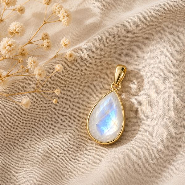 Geel goud vegulde hanger met facet geslepen edelsteen - goldplated zilver - 14 x 10 mm · Regenboog Maansteen · productfoto · steen:regenboog-maansteen