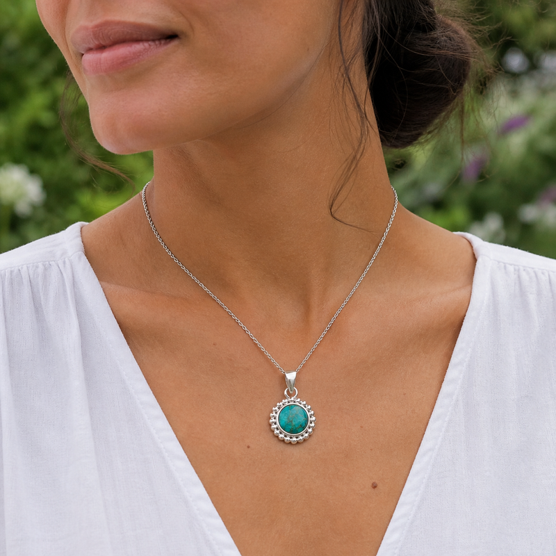 Zilveren hanger met balletjes zetting rondom de edelsteen - 925 zilver - 6 mm · Chrysocolla · gedragen · steen:chrysocolla