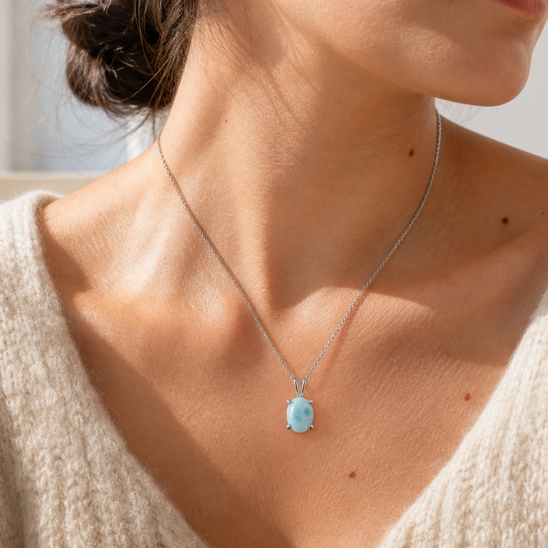 Zilveren hanger met ovaal geslepen in klauwzetting edelsteen - 925 zilver - 14 x 6 mm · Larimar · gedragen · steen:larimar