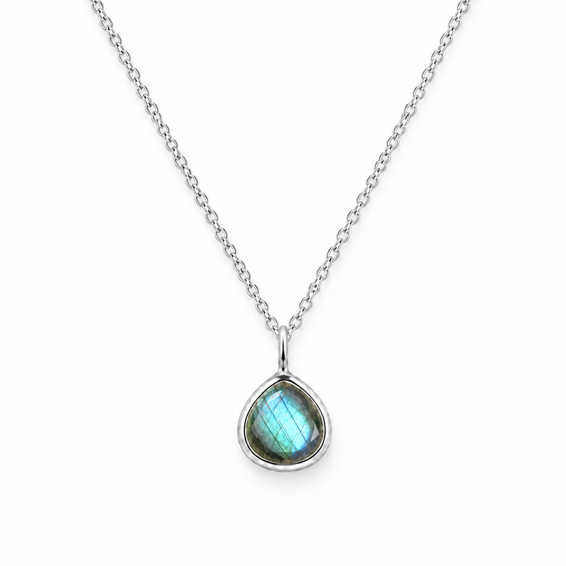 Zilveren collier met druppelvormig in kap gezette edelsteen, gefacetteerd - 925 zilver - 8 x 8 mm · Labradoriet · detail · steen:labradoriet