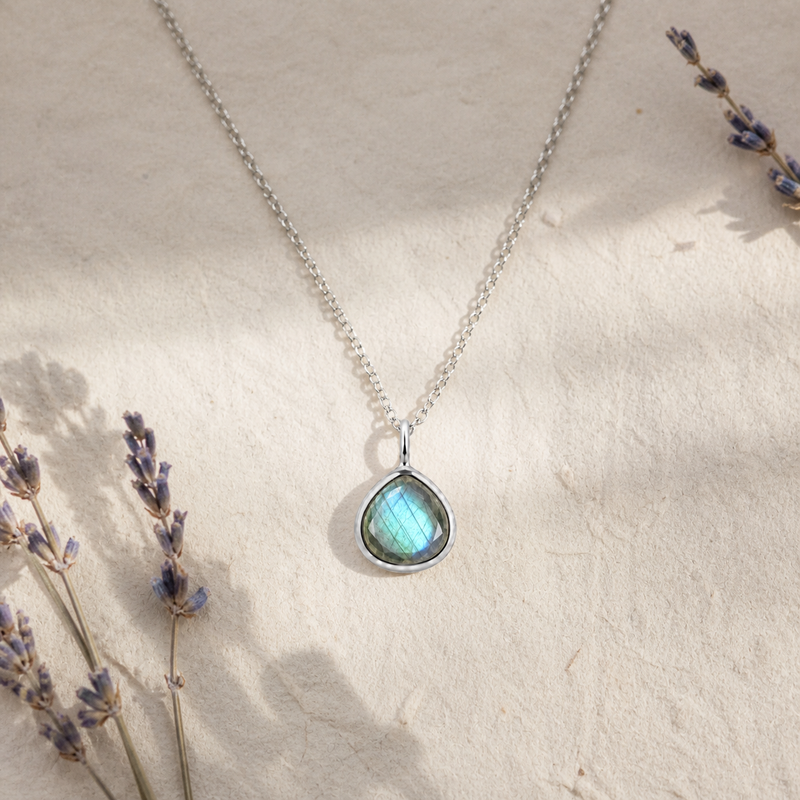 Zilveren collier met druppelvormig in kap gezette edelsteen, gefacetteerd - 925 zilver - 8 x 8 mm · Labradoriet · sfeerbeeld · steen:labradoriet