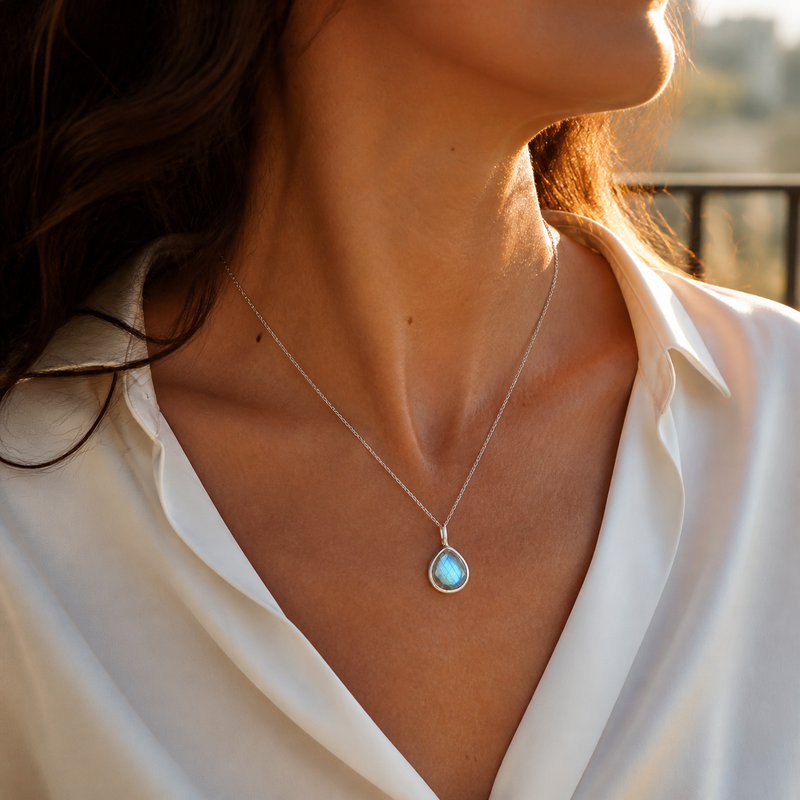 Zilveren collier met druppelvormig in kap gezette edelsteen, gefacetteerd - 925 zilver - 8 x 8 mm · Labradoriet · gedragen · steen:labradoriet