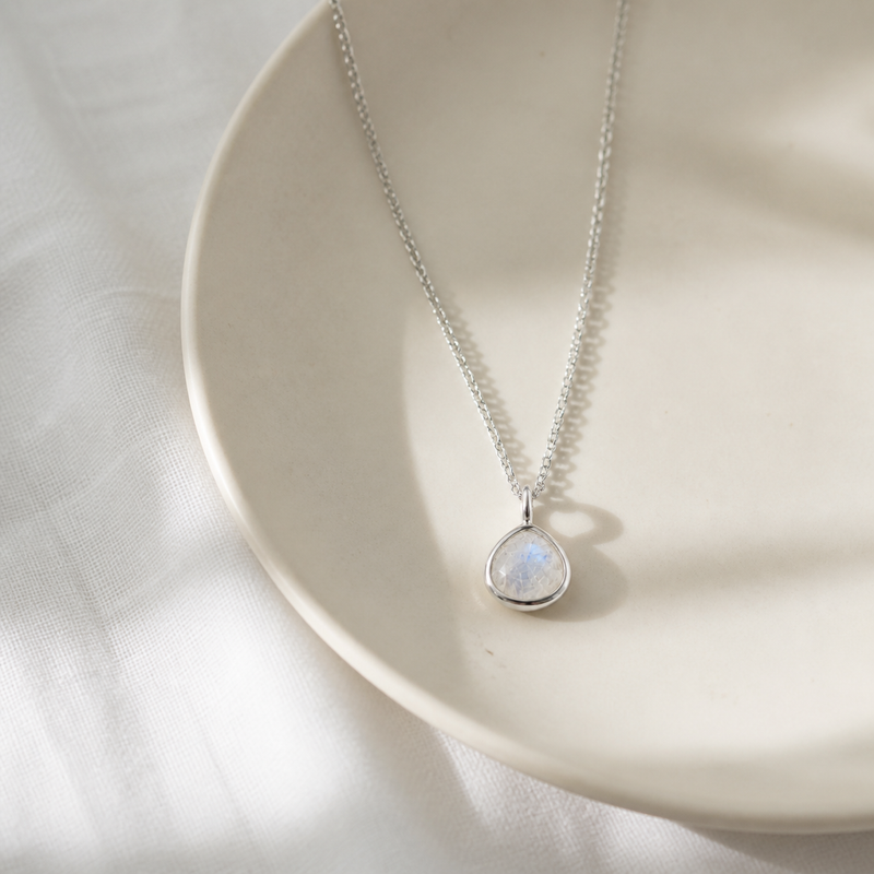 Zilveren collier met druppelvormig in kap gezette edelsteen, gefacetteerd - 925 zilver - 8 x 8 mm · Regenboog Maansteen · sfeerbeeld · steen:regenboog-maansteen