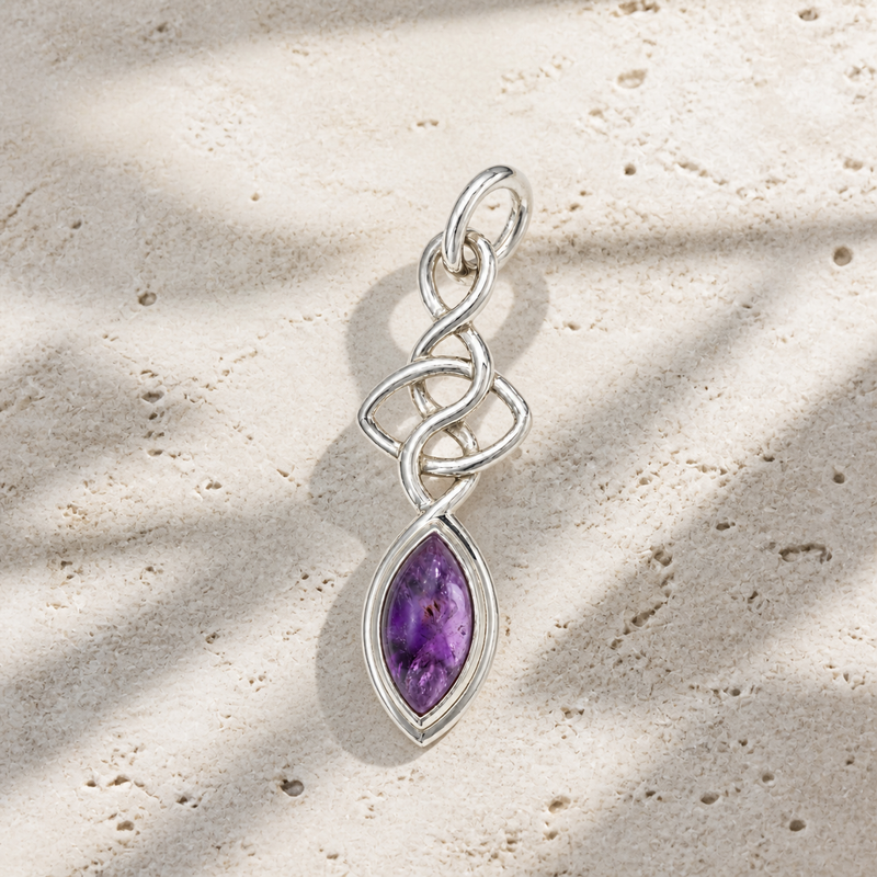 Zilveren hanger met marquise geslepen edelsteen, gefacetteerd - 925 zilver - 40 x 12 mm · Amethist · sfeerbeeld · steen:amethist
