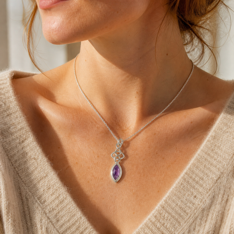 Zilveren hanger met marquise geslepen edelsteen, gefacetteerd - 925 zilver - 40 x 12 mm · Amethist · gedragen · steen:amethist