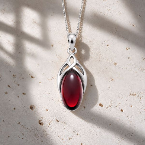 Zilveren hanger met ovaal sierlijk gezette edelsteen - 925 zilver - 22 x 10 mm · Granaat