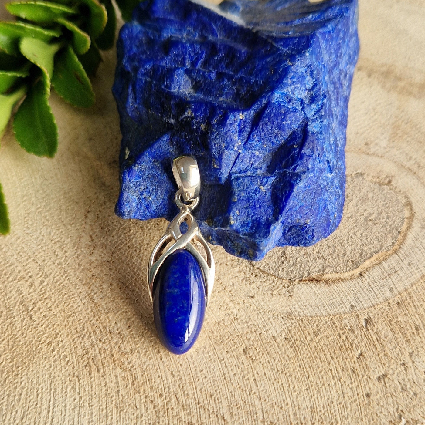 Zilveren triskel hanger met Lapis Lazuli edelsteen