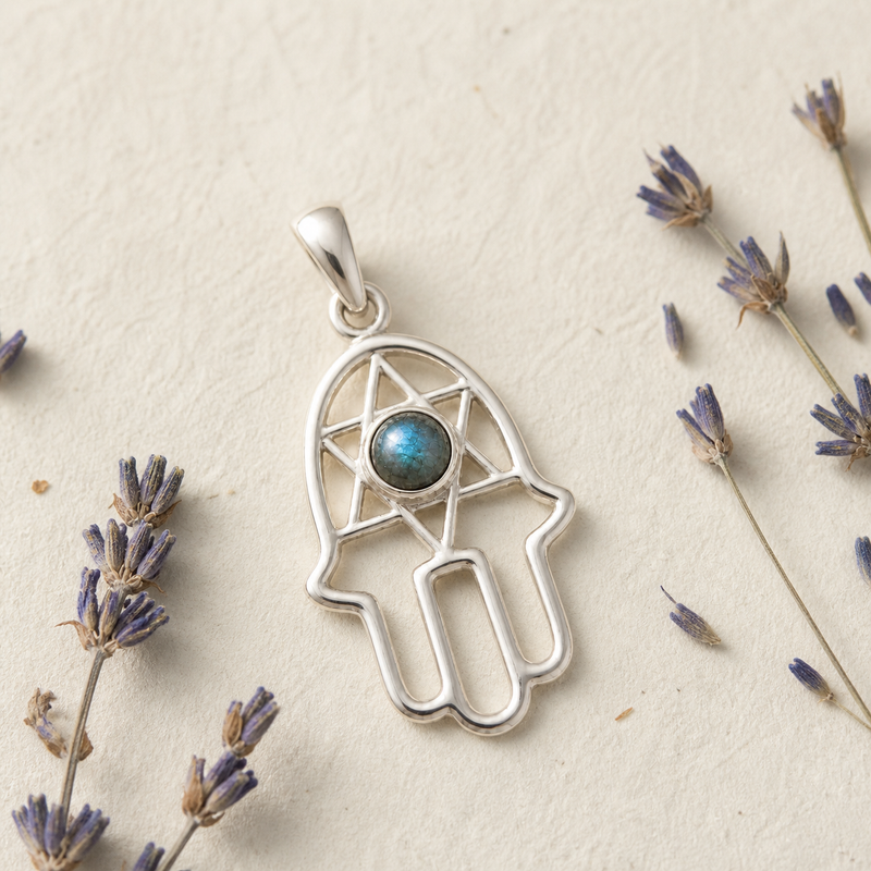 Fijn zilver hanger met handje van Fatima, Hamsa handje met ronde edelsteen · Labradoriet · sfeerbeeld · steen:labradoriet
