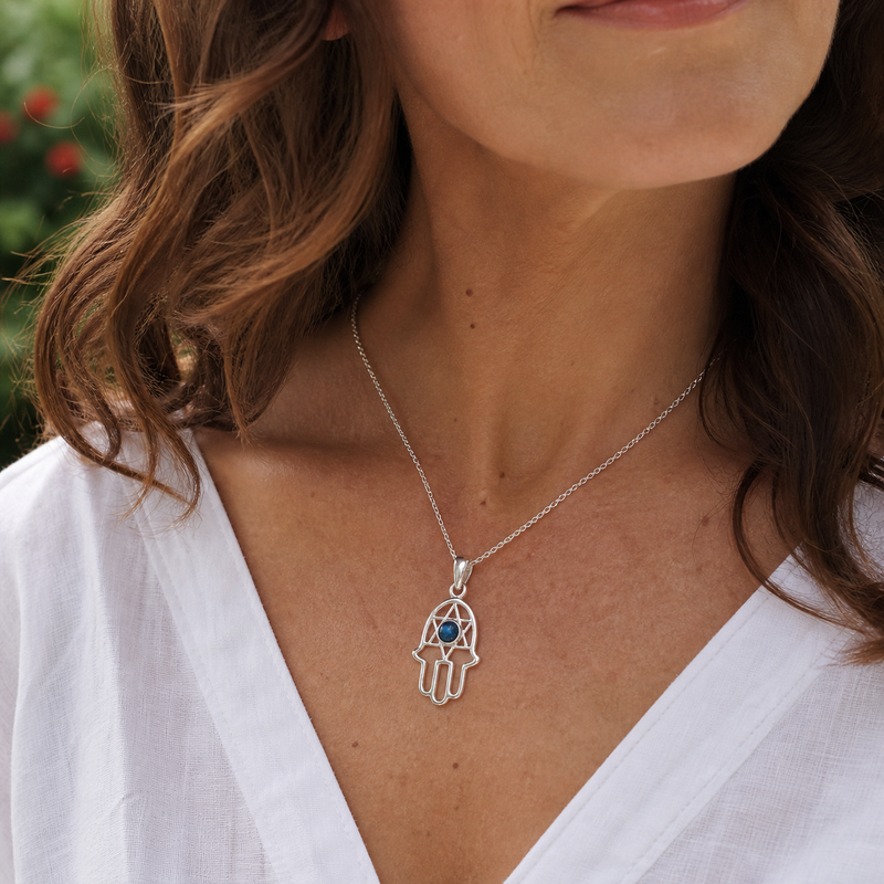 Fijn zilver hanger met handje van Fatima, Hamsa handje met ronde edelsteen · Labradoriet · gedragen · steen:labradoriet