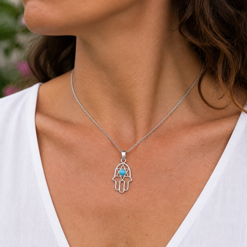Fijn zilver hanger met handje van Fatima, Hamsa handje met ronde edelsteen · Turkoois · gedragen · steen:turkoois