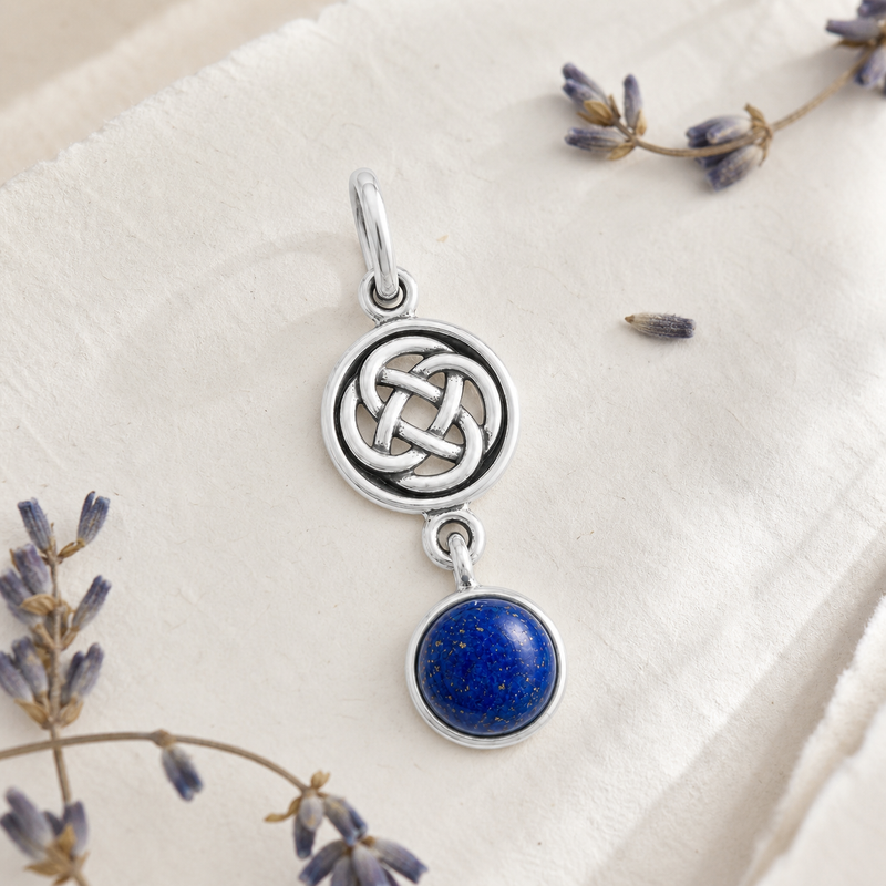 Salomon knoop hanger in zilver met ronde edelsteen - 925 zilver - 30 x 9 mm · Lapis Lazuli · sfeerbeeld · steen:lapis-lazuli