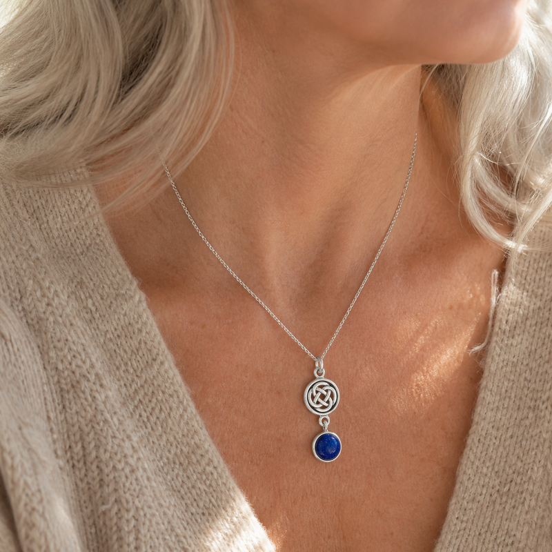 Salomon knoop hanger in zilver met ronde edelsteen - 925 zilver - 30 x 9 mm · Lapis Lazuli · gedragen · steen:lapis-lazuli