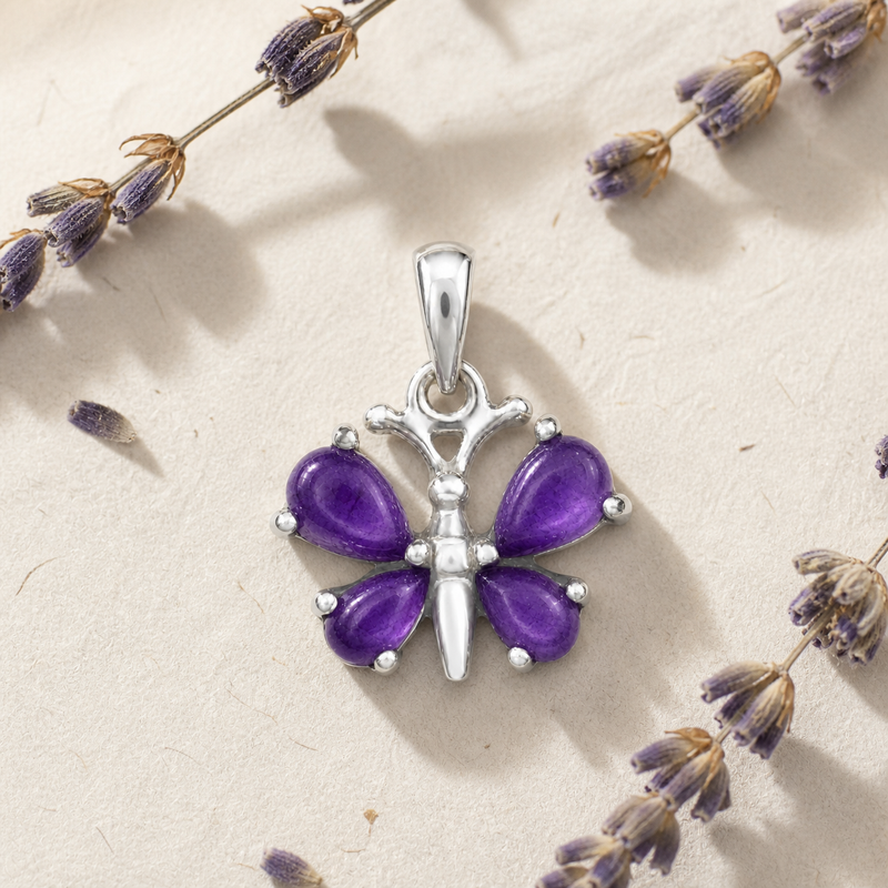 Zilveren vlinder hanger met druppelvormige edelsteen - 925 zilver - 21 x 16 mm · Amethist · sfeerbeeld · steen:amethist