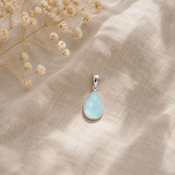 Zilveren hanger met druppelvormig facet geslepen edelsteen - 925 zilver - 16 x 12 mm · Chalcedoon · productfoto · steen:chalcedoon
