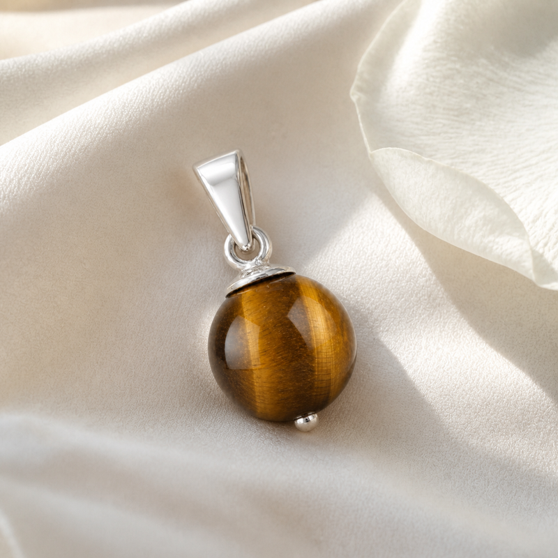 Zilveren hanger met bolvormige in kap gezette edelsteen - 925 zilver - 7 mm · Tijgeroog · sfeerbeeld · steen:tijgeroog