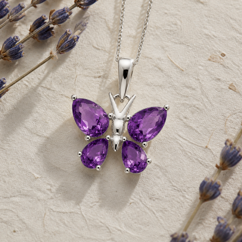 Zilveren vlinder hanger met facet geslepen edelsteen - 925 zilver - 18 x 14 mm · Amethist · sfeerbeeld · steen:amethist