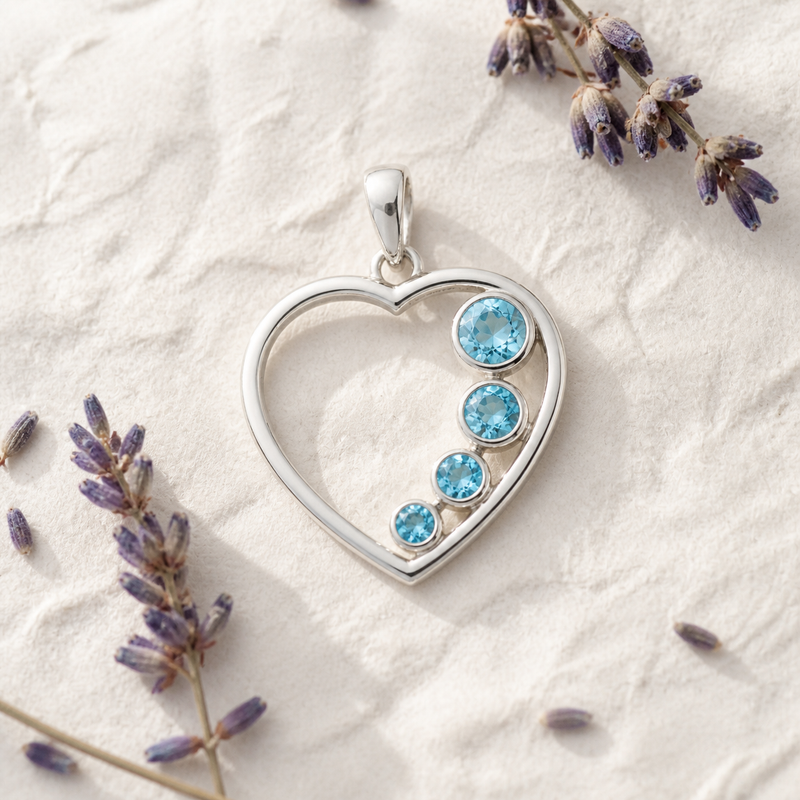 Zilveren hart hanger met rond gefacetteerde edelsteen - 925 zilver - 23 x 21 mm · Blauwe Topaas · sfeerbeeld · steen:blauwe-topaas