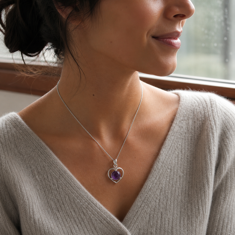Zilveren hanger met rond in open hart gezette edelsteen, gefacetteerd - 925 zilver - 27 x 17 mm · Amethist · gedragen · steen:amethist