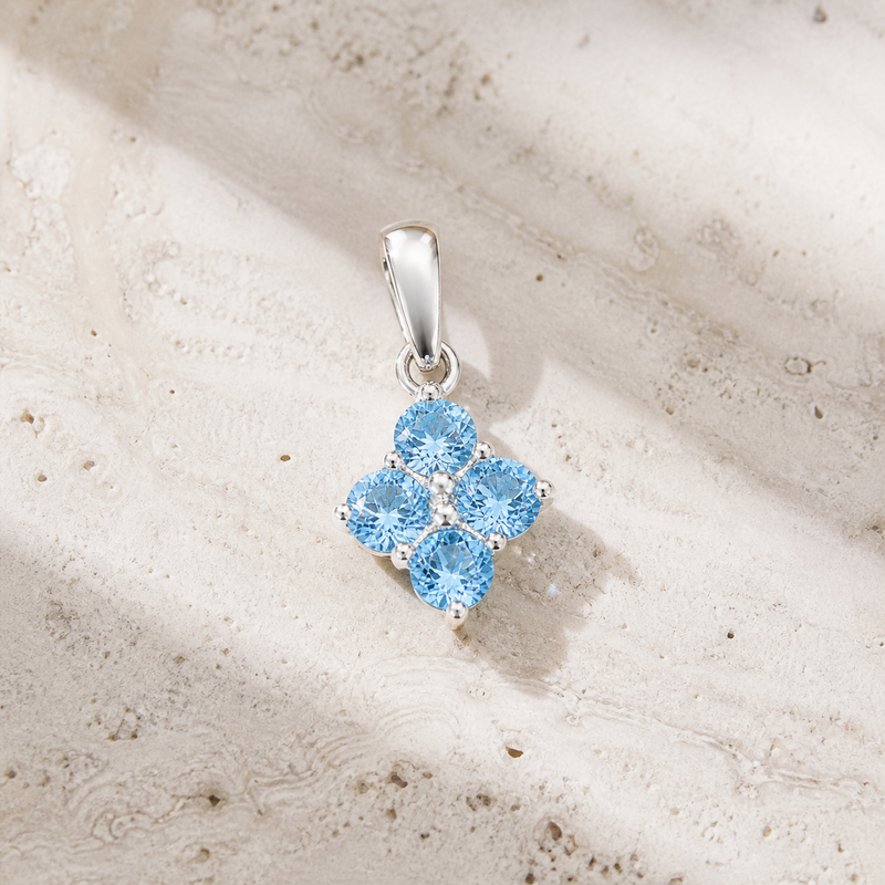 Zilveren hanger met klavervormig in klauwzetting gezette edelsteen, gefacetteerd - 925 zilver - 4 mm · Blauwe Topaas · sfeerbeeld · steen:blauwe-topaas