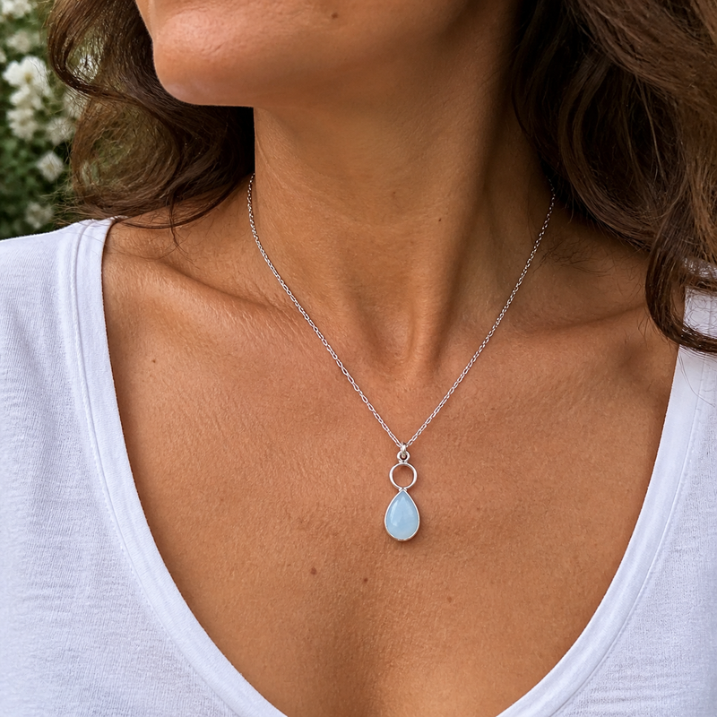 Zilveren hanger met speels zilver oog in de zetting - 925 zilver - 12 x 8 mm · Chalcedoon · gedragen · steen:chalcedoon