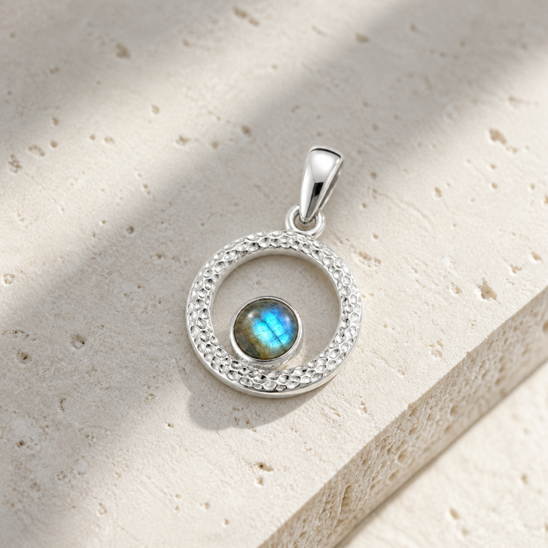 Zilveren hanger met gehamerde zetting rond de edelsteen - 925 zilver - 5 mm · Labradoriet · sfeerbeeld · steen:labradoriet