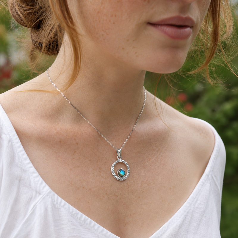 Zilveren hanger met gehamerde zetting rond de edelsteen - 925 zilver - 5 mm · Labradoriet · gedragen · steen:labradoriet