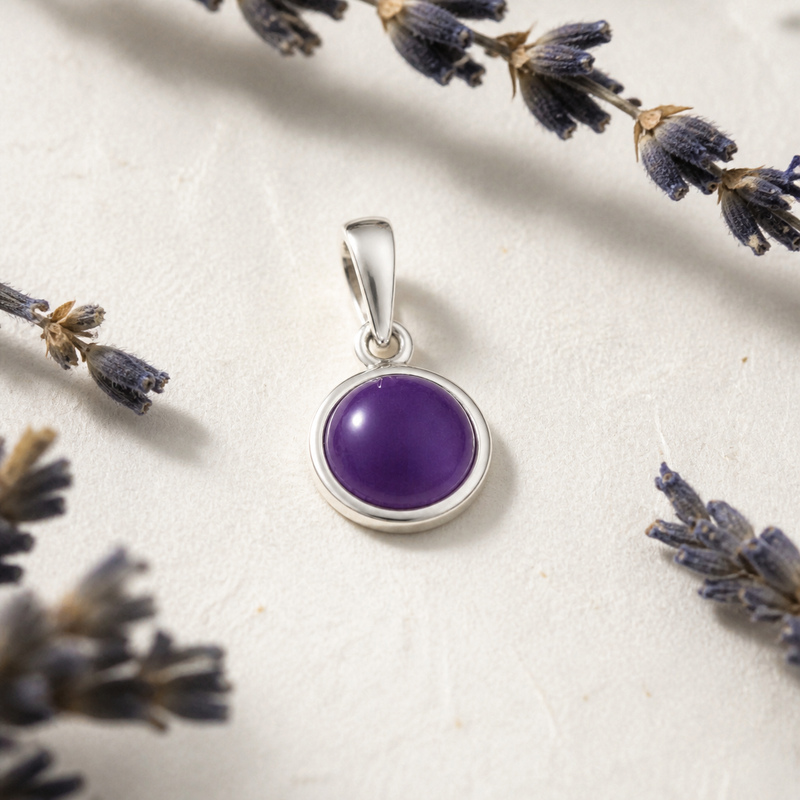 Zilveren hanger met rond geslepen edelsteen - 925 zilver - 20 x 10 mm · Amethist · sfeerbeeld · steen:amethist