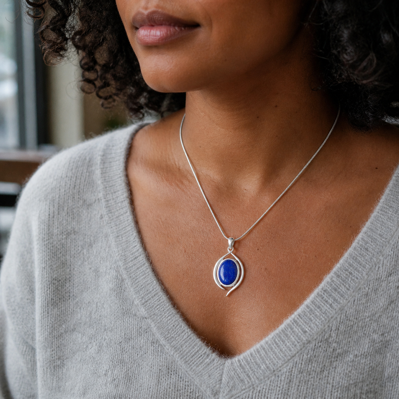 Zilveren hanger met ovaal geslepen edelsteen - 925 zilver - 18 x 13 mm · Lapis Lazuli · gedragen · steen:lapis-lazuli