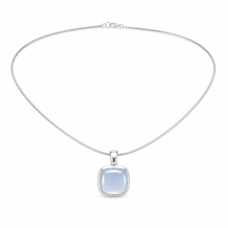 Zilveren hanger met kussen in kap gezette edelsteen · Chalcedoon · detail · steen:chalcedoon
