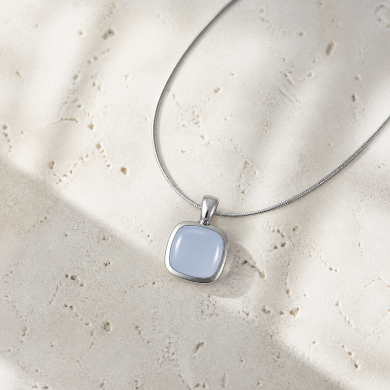 Zilveren hanger met kussen in kap gezette edelsteen · Chalcedoon · sfeerbeeld · steen:chalcedoon