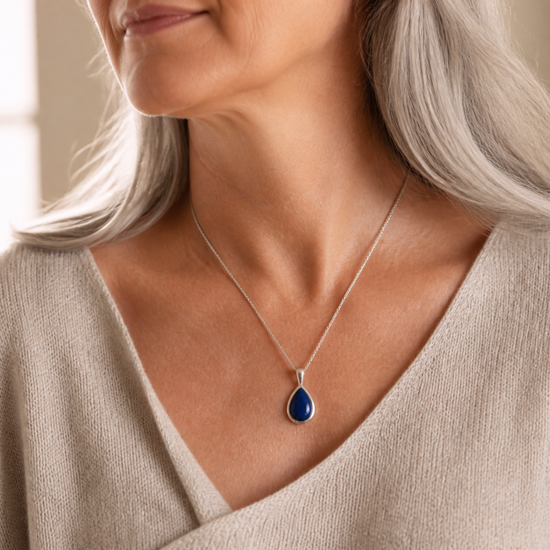 Zilveren hanger met druppelvormige edelsteen - 925 zilver - 12 x 8 mm · Lapis Lazuli · gedragen · steen:lapis-lazuli